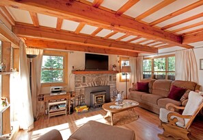 Cabin, Multiple Beds (Gelber's Cabin - Creek side!) | Living room