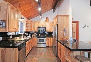 Maison, plusieurs lits (Laird House - HOT TUB!) | Cuisine privée | Réfrigérateur, micro-ondes, plaque de cuisson, lave-vaisselle