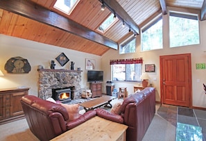 Maison, plusieurs lits (Laird House - HOT TUB!) | Salle de séjour | Télévision, cheminée, lecteur de DVD