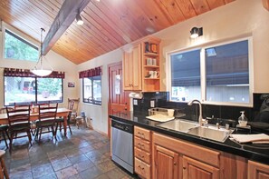 Hus - flera sängar (Laird House -  HOT TUB!) | Eget kök | Kylskåp, mikrovågsugn, spishäll och diskmaskin