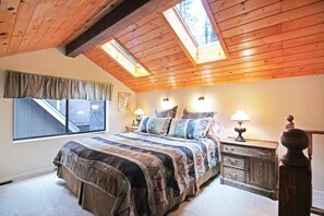 Maison, plusieurs lits (Laird House - HOT TUB!) | 3 chambres, literie de qualité supérieure