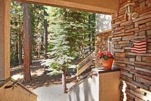 Talo, useita sänkyjä (Marie's Getaway - Pool table * Privat) | Parveke