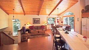 Hus - flera sängar (Chalet Lani - HOT TUB - Quiet Locatio) | Vardagsrum