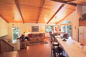 獨棟房屋, 多張床 (Chalet Lani - HOT TUB - Quiet Locatio) | 客廳 | 電視、壁爐、 DVD 播放機