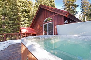 บ้านพัก, หลายเตียง (Chalet Lani - HOT TUB - Quiet Locatio) | สปา | อ่างน้ำร้อน