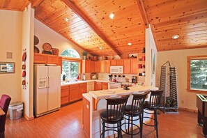 獨棟房屋, 多張床 (Chalet Lani - HOT TUB - Quiet Locatio) | 私人廚房 | 電冰箱、微波爐、爐台、洗碗機