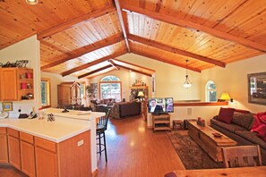 獨棟房屋, 多張床 (Chalet Lani - HOT TUB - Quiet Locatio) | 客廳 | 電視、壁爐、 DVD 播放機