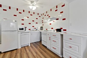 Appart'hôtel, 1 grand lit et 1 canapé-lit, piscine privée | Cuisine privée | Réfrigérateur, micro-ondes, plaque de cuisson, lave-vaisselle