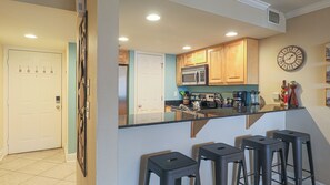 Een koelkast, een magnetron, een kookplaat, een vaatwasser