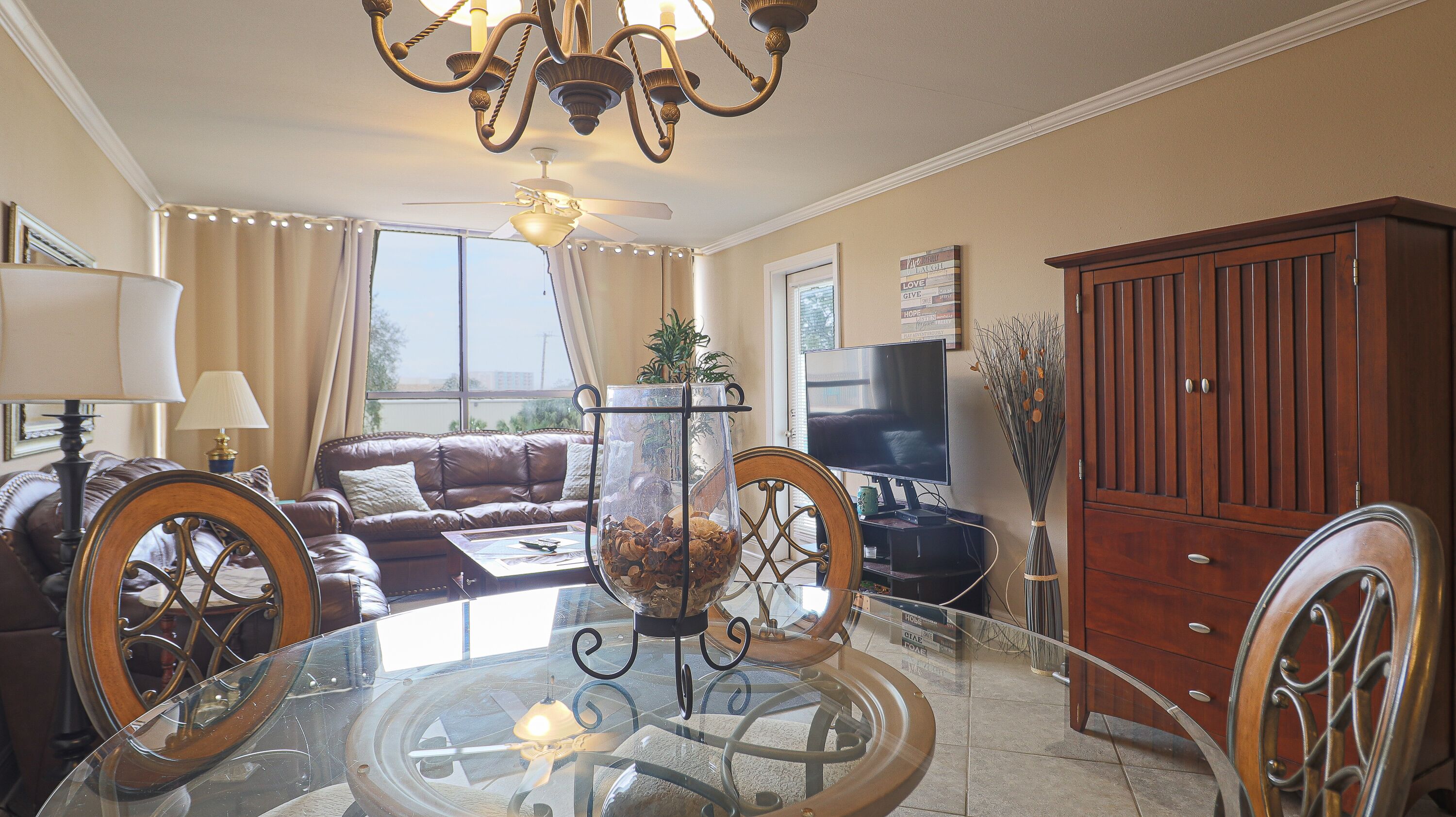 Condo, 2 grands lits, piscine privée | Salle de séjour | Téléviseur de 42 po avec télévision par câble