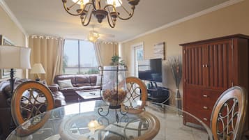 Condo, 2 camas Queen, piscina particular | Sala de estar | TV 42 polegadas com canais a cabo