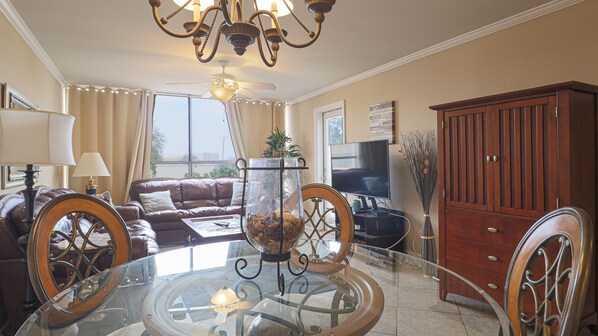 Appartement, 2 queensize bedden, privézwembad | Woonkamer | Een 42-inch televisie met kabelzenders