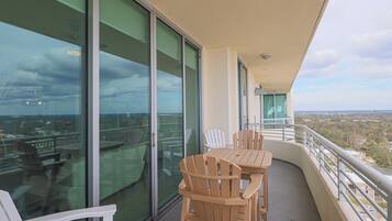 公寓客房, 多張床, 私人泳池, 海灘景觀 | 陽台