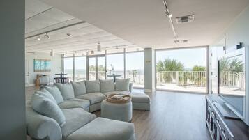 Kondominium, Beberapa Tempat Tidur, kolam renang pribadi, pemandangan pantai | Ruang keluarga | Televisi 42-inci dengan saluran TV kabel dan pemutar DVD