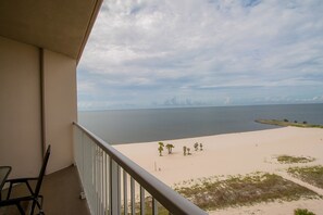 Huoneisto, useita sänkyjä, yksityinen uima-allas, rantanäköala | Parveke