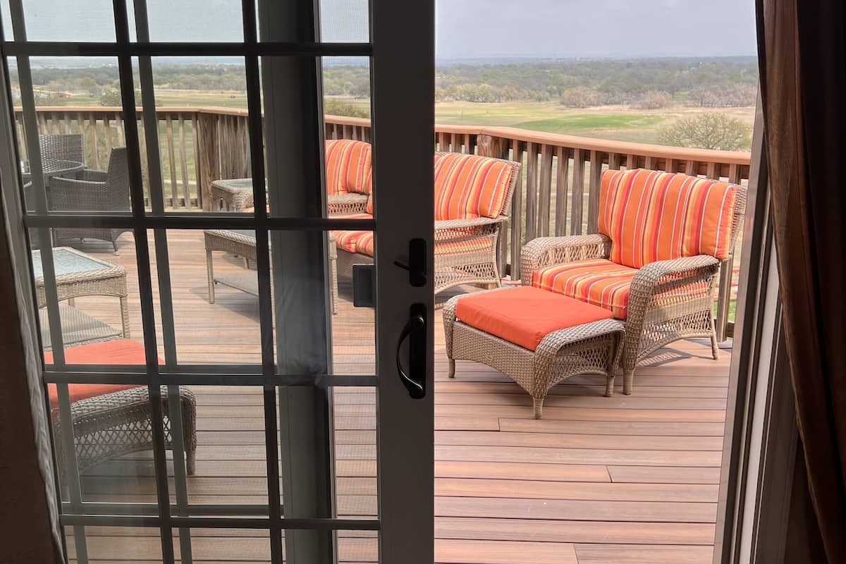 1 bedroom, individually decorated, individually furnished