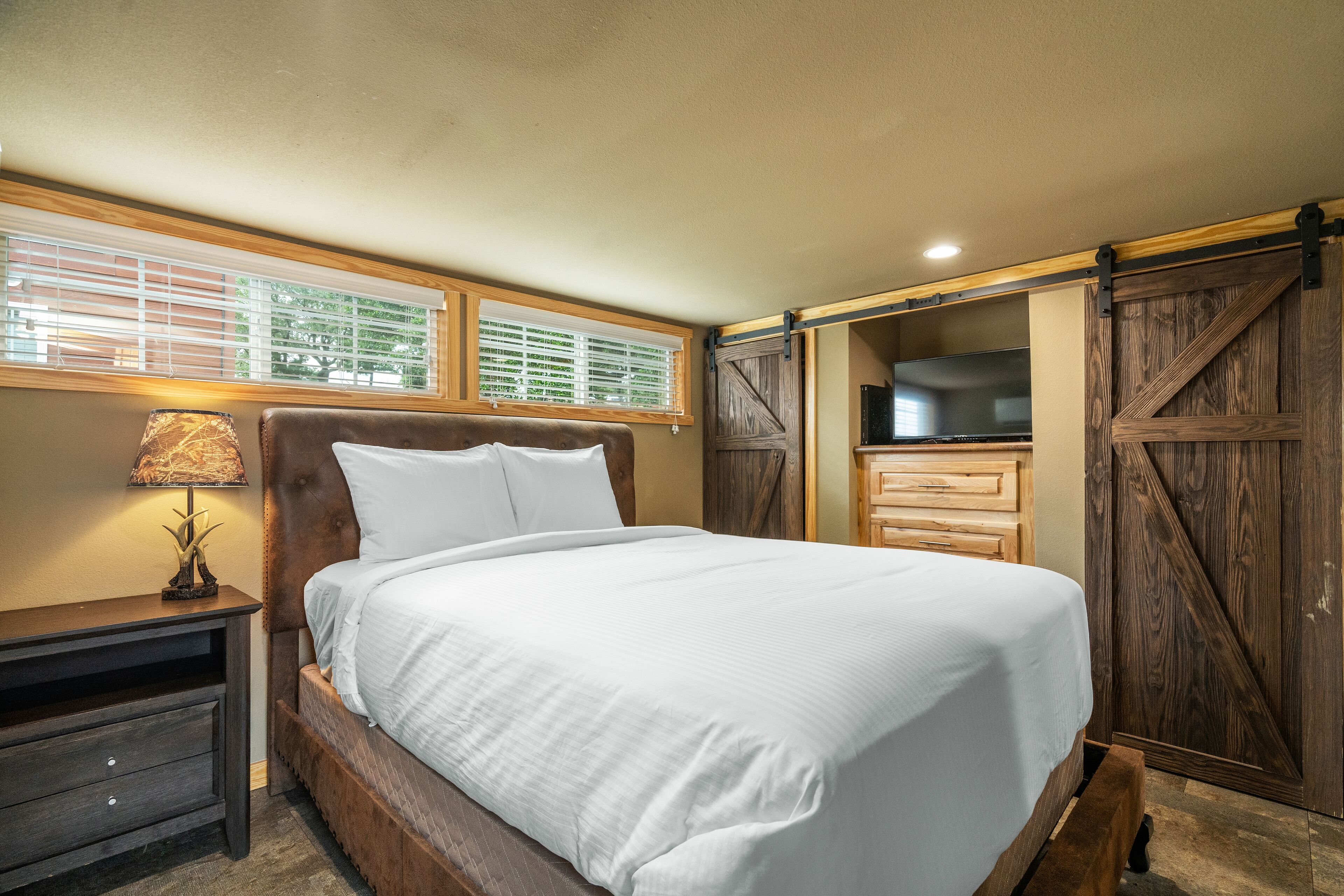 cabin | 1 bedroom, individually decorated, individually furnished