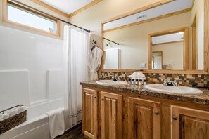 Bathroom - The Hideout Golf Club & Resort (Brownwood)