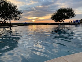Fachada de la propiedad por la tarde o noche