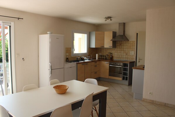 ثلاجة، ميكروويف، فرن، موقد طهي مسطح