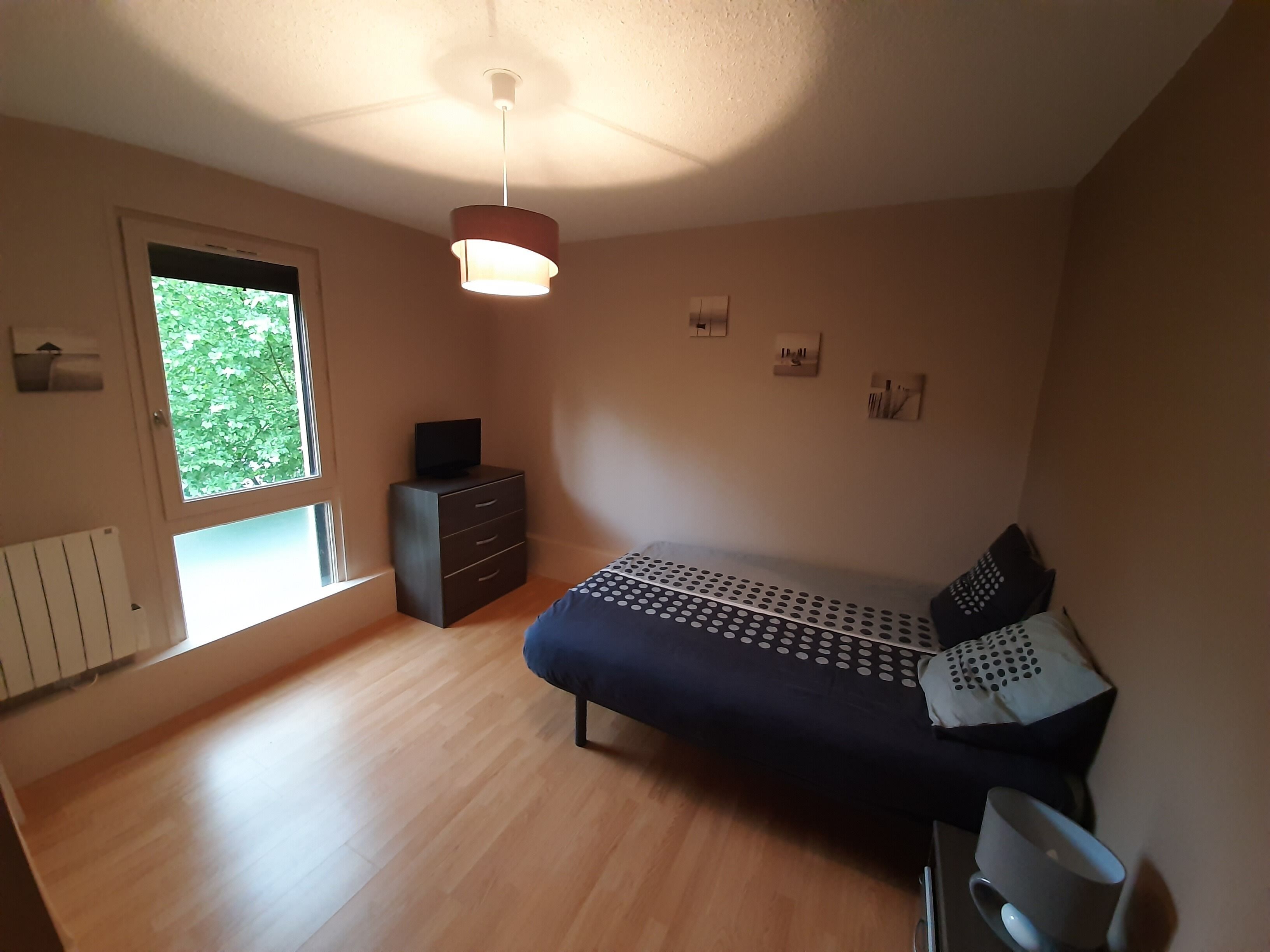 1 多间卧室、熨斗/熨衣板、WiFi、床单