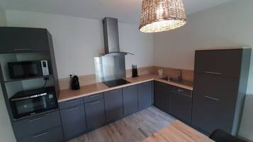 冰箱、微波炉、烤箱、炉灶