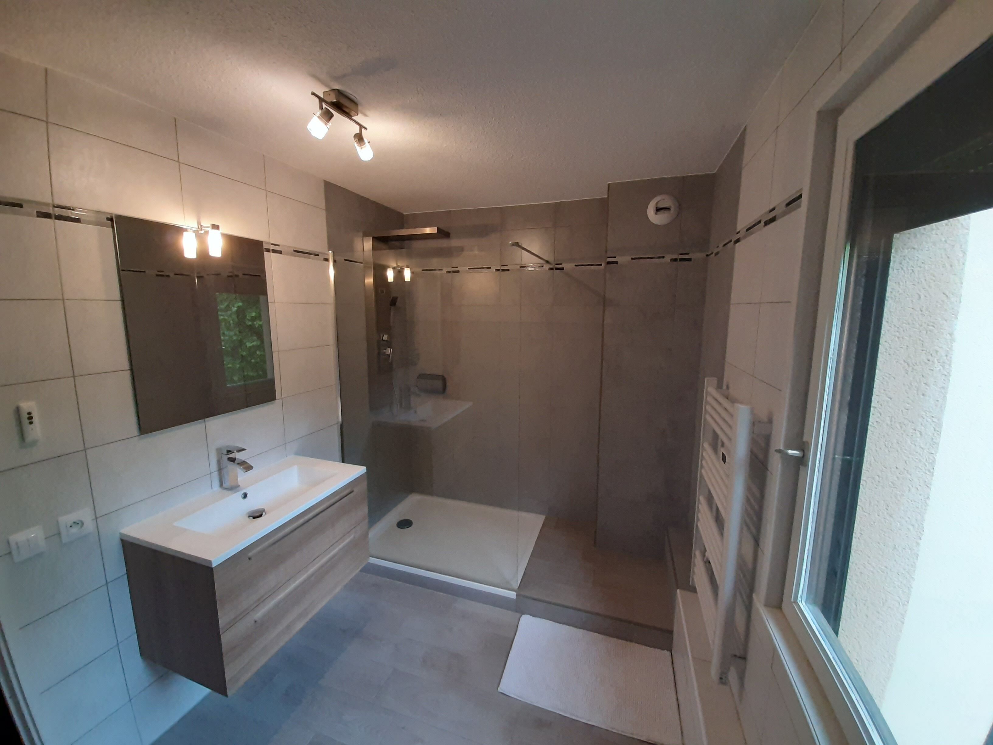 Sèche-cheveux, serviettes fournies, papier toilette