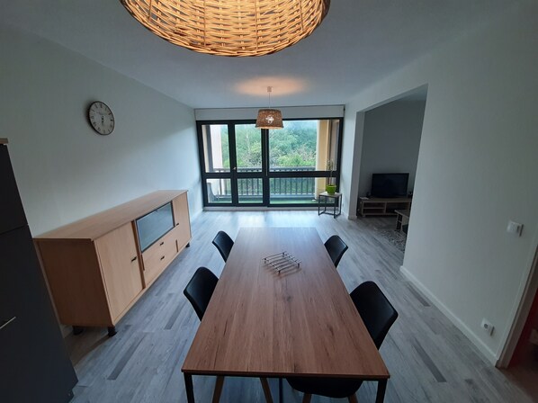 Dining - Bright apartment near the center (Figeac)