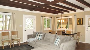 Casa, varias camas (Moana Circle Chalet - LAKESIDE OF HWY) | Sala de estar