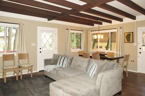 Living room - Moana Circle Chalet - Lakeside OF HWY (Homewood)