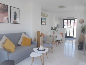 Smart TV, books - Ideal Penthouse-Duplex Deluxe, sea views, Moraira. (Moraira)