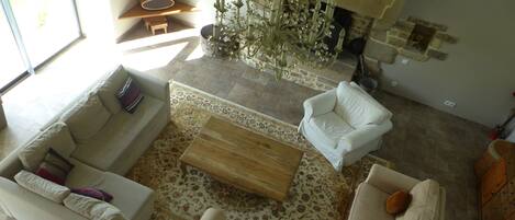 Fernseher, Kamin, Tischfußball