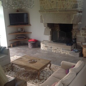 Fernseher, Kamin, Tischfußball