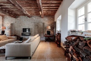 TV, fireplace, Netflix, streaming services