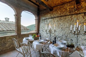 Outdoor dining - PALAZZO GIUSTI: Understated Luxury with a Welcoming Ambience on the Hills of Lucca (Pescaglia)