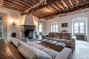 Televisie, een open haard, Netflix en streamingdiensten