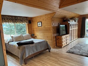 In-room safe, travel cot, WiFi, bed sheets - Serene location with mountain and sea views (Homer)