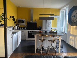 Fridge, microwave, oven, stovetop - 1920s Charentais house near a lake (Saint-Yrieix-sur-Charente)