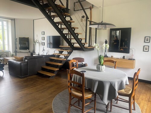 Maison charentaise des années 20 près d'un lac