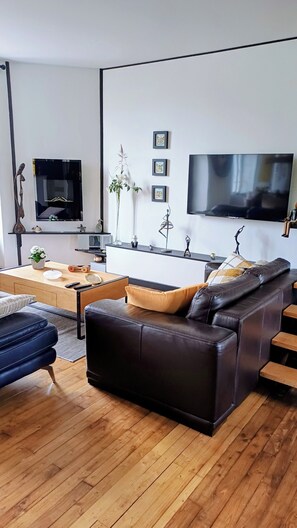 Televisio, kirjoja, stereot, tietokoneen näyttö