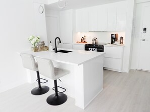 Fridge, microwave, oven, stovetop - Modern Chic Waterfront Retreat in the Heart of Downtown Kelowna (Kelowna)