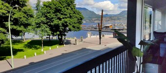 Modern Chic Waterfront Retreat in the Heart of Downtown Kelowna