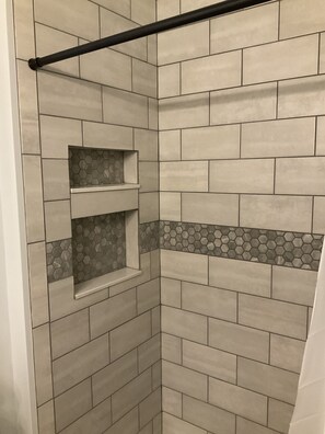 Duschwanne, Haartrockner, Bidet, Handtücher