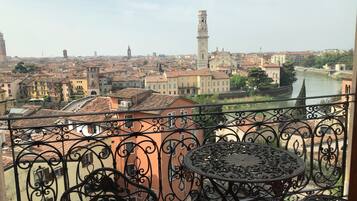 Suíte superluxo, vista para a cidade | Terraço/pátio