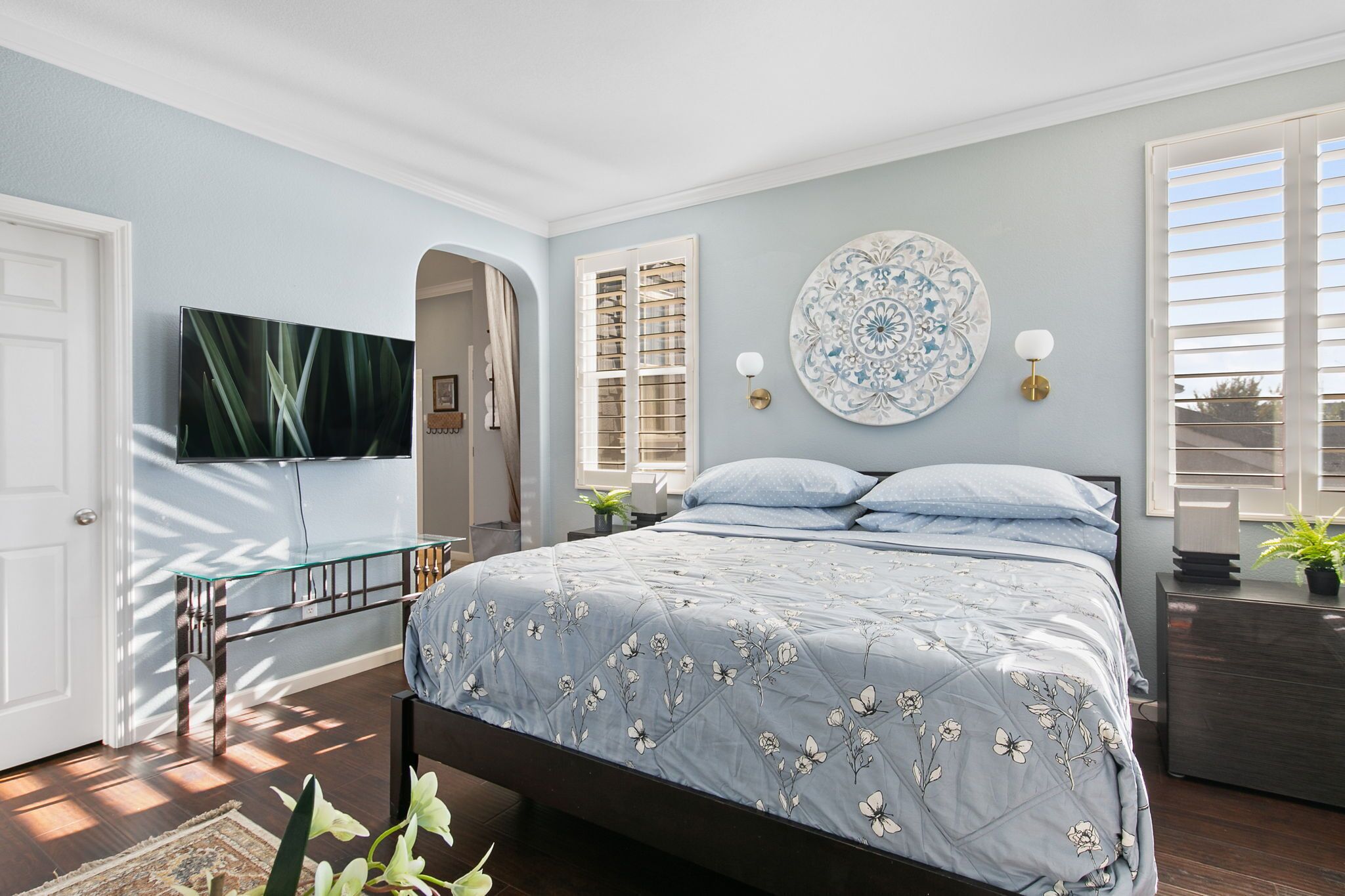 4 bedrooms, desk, laptop workspace, iron/ironing board
