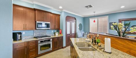 Frigorífico, microondas, horno y placa de cocina