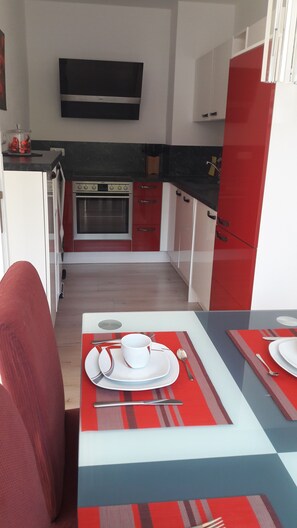 Réfrigérateur, four à micro-ondes, un four, surface de cuisson