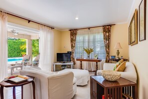 Smart TV, books - Luxury Private Villa Beach  6 mins walk from villa, Private garden pool H/keep (Holetown)