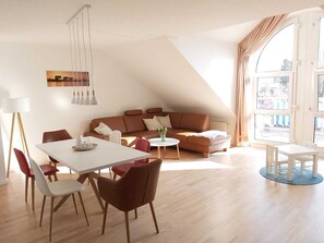 Smart TV, books - Tova Cologne - Spacious apartment with lots of comfort in the west of Cologne (Frechen)