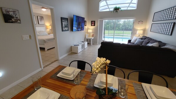 4 bedrooms, iron/ironing board, travel cot, free WiFi - Spectacular Lake View - Game/Media Room - Vacation Home Close to Disney (Kissimmee)